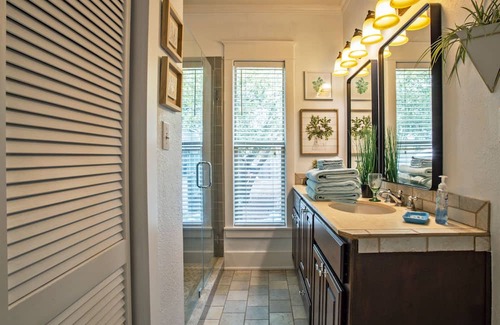 Georgetown Cottage | Room with private entrance in an adorable bungalow in Old Town Georgetown TX!