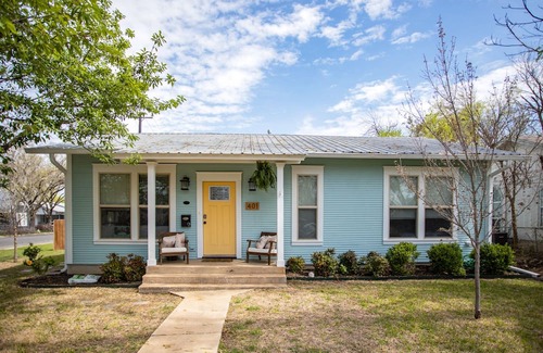 Georgetown Cottage | Room with private entrance in an adorable bungalow in Old Town Georgetown TX!