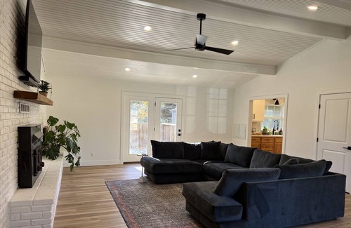 Pittsburg House | Freshly renovated modern 4 bd+3 ba home just 2 miles from hospital and college!