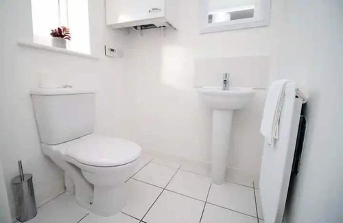 Magor House | Seymour Way (Stunning 4 bed with FREE parking)