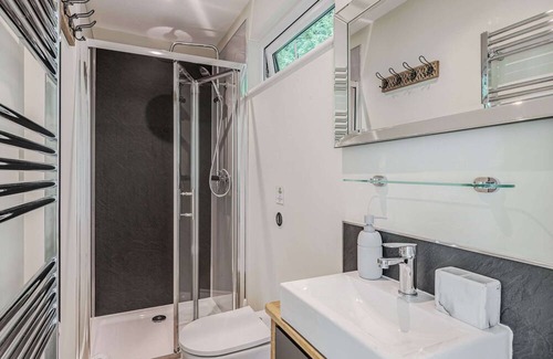 Toppesfield Cabin | City to Country Retreat Luxury Lodge with Hot Tub