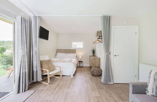 Toppesfield Cabin | City to Country Retreat Luxury Lodge with Hot Tub