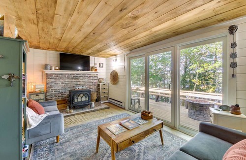 South China Cabin | China Lake Retreat: Kayaks, Grill & Fireplace!