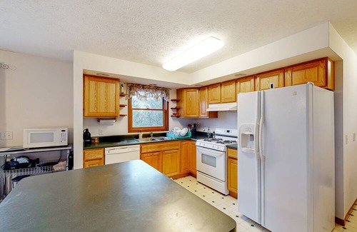 Cheboygan Cottage | Lakefront stay with two kayaks, jetted tub, wood stove, & W/D - dog-friendly