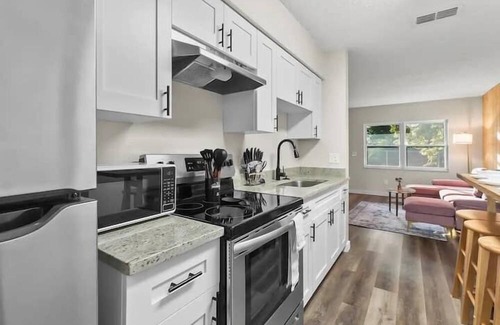 Pinellas Park Apartment | 2 Bedroom 758070 by Houzlet