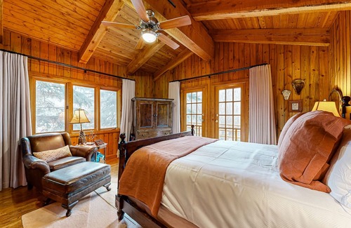 Hailey Cabin | Dog-friendly cabin with fenced yard, deck, sunroom, fireplace, & W/D
