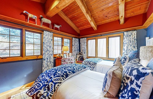 Hailey Cabin | Dog-friendly cabin with fenced yard, deck, sunroom, fireplace, & W/D