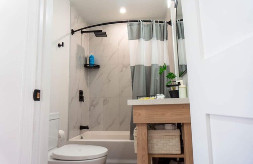 Faraday Cottage | Bright and Beautiful Brand New Cozy Waterfront Cottage
