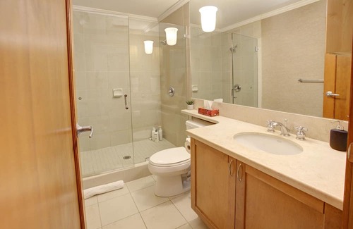 Whistler House | Luxury Townhouse 3 Br + Den Walk to Main Village with private hot tub, sleeps10