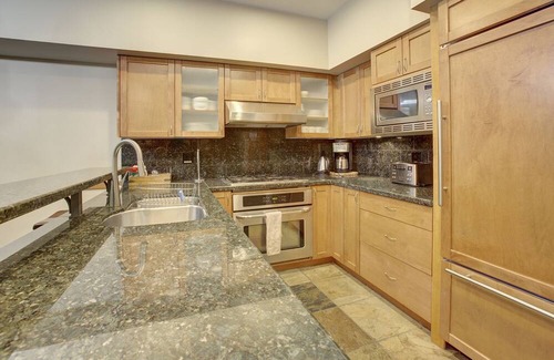 Whistler House | Luxury Townhouse 3 Br + Den Walk to Main Village with private hot tub, sleeps10