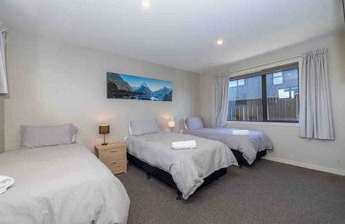 Te Anau Apartment | Stunning lake & mountain views with kitchen and laundry