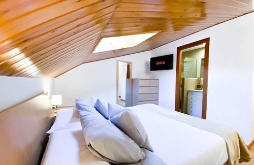 Encamp Apartment | Luxurious 5-star penthouse. Wifi+Smart TV+Parking.