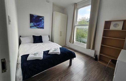 Woodberry Down Apartment | Newly Renovated Finsbury 3-Bedroom Apartment (1st floor)