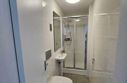 Woodberry Down Apartment | Newly Renovated Finsbury 3-Bedroom Apartment (1st floor)