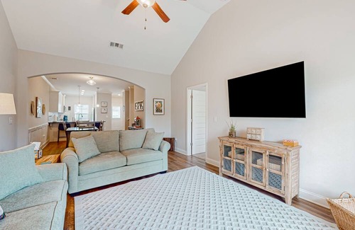 Grovetown House | Peaceful dog-friendly home with open layout, enclosed yard, high ceilings, & W/D