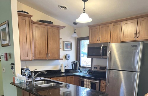 Massanutten House | BIG HOT TUB – INDOOR & OUTDOOR FIREPLACES – PROPANE GRILL – PET FRIENDLY - WIFI!