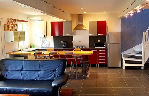 Aiguillon House | Vacation Home "Gîte Au Bord Du Lot" with Private Terrace, Private Garden & Wi-Fi