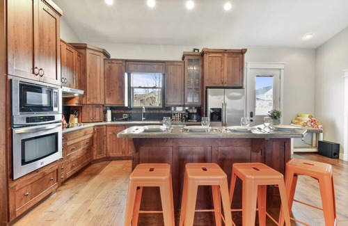 Heber House | MountainView Retreat, Family/Team Friendly, Hot Tub, Pets, Game Room, FirePit