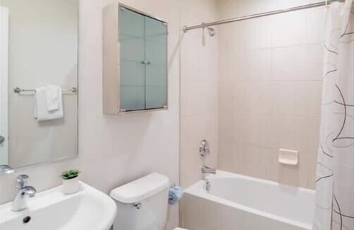 Downtown Washington D.C. House | Upscale 2BR | Full Kitchen + Laundry | Near Hospital