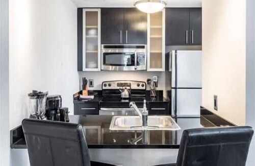 Downtown Washington D.C. House | Modern 2BR | Perfect for Business | Kitchen & Laundry | White House