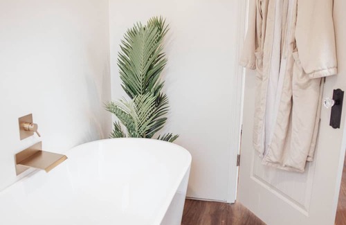 Jefferson City Apartment | Private Greenhouse Style Guesthouse! 15 min from the lakes and close to gburg!