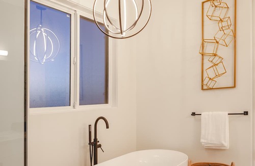 Black Mountain House | Vineyard viewpoint: 4 bedroom 2 bathroom modern home with panoramic views!