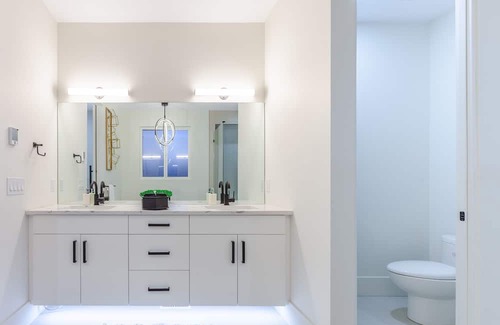 Black Mountain House | Vineyard viewpoint: 4 bedroom 2 bathroom modern home with panoramic views!