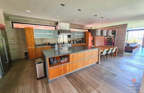 Valle de Bravo House | NEW Luxe Lakeview Home, Heated Pool, Firepit, Chef