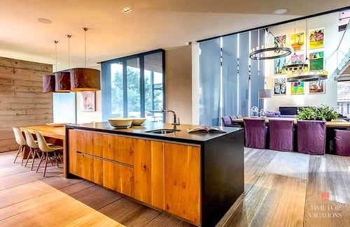 Valle de Bravo House | NEW Luxe Lakeview Home, Heated Pool, Firepit, Chef