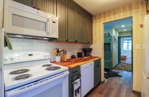 Tannersville Cabin | Creekside Tannersville Cabin: 2 Acres & Hot Tub!