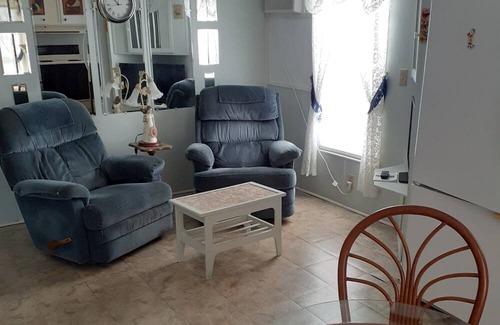 Port Richey House | Cozy Lake Front Park Model Close to beaches, golf, restaurants, shops