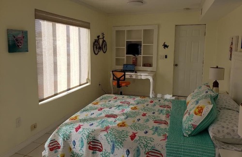 Little Venice House | If you like warm weather, sunshine, and the ocean, this is the place to be!