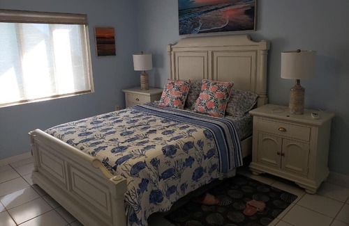 Little Venice House | If you like warm weather, sunshine, and the ocean, this is the place to be!