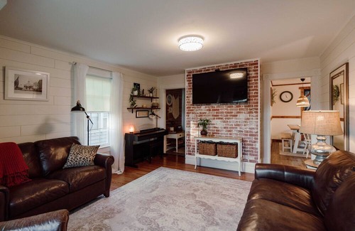 Greenfield Apartment | Cozy Farmhouse Apartment