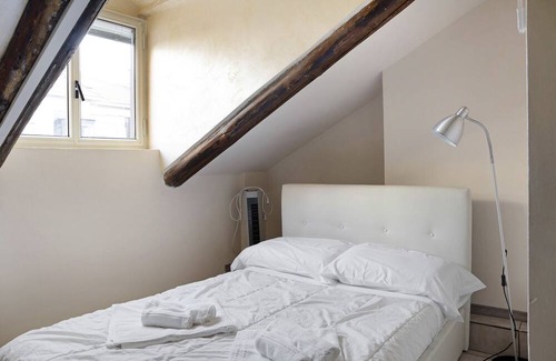 San Salvario Apartment | Holiday Apartment "Ellen's 2" with A/C & Wi-Fi
