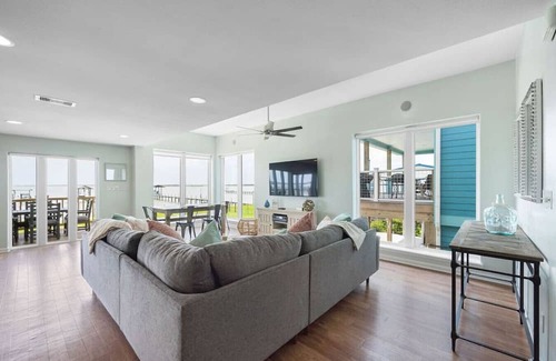 Dickinson House | Salty Texan|BeachBox|Bayfront/Private Pool & Pier!