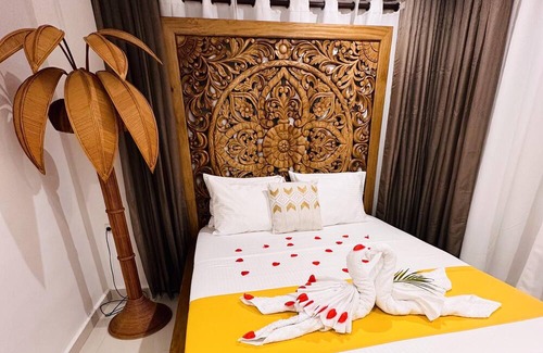 Sainte-Rose House | Homerez - House 5 km away from the beach for 2 ppl. with shared pool and terrace