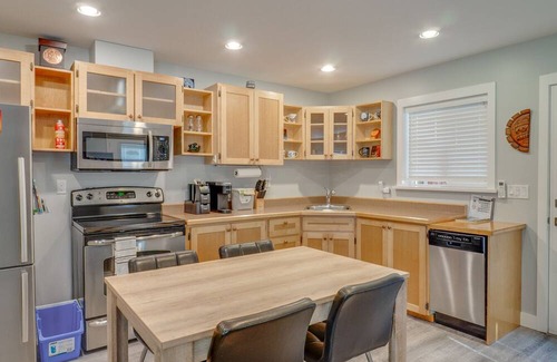 Port Alberni House | The Bear Guest House: Charming 1 bedroom house with private patio!