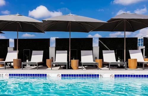 Norma Triangle House | Classic Reunion at the Rooftop Poolside Bar, Close to Metro Stations Hollywood