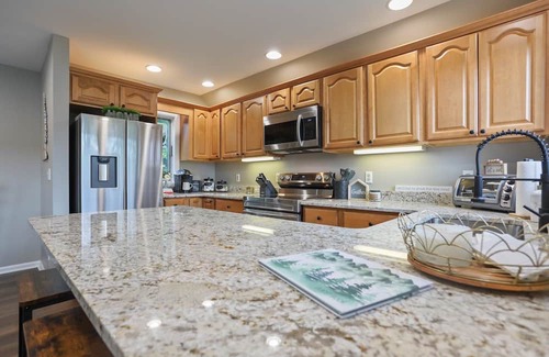 Thayerville Villa | Lake Views * Hot Tub * Fast Wi-Fi * Renovated