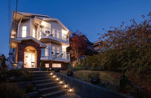 Ambleside House | Six bedroom West Van Ambleside Beach House