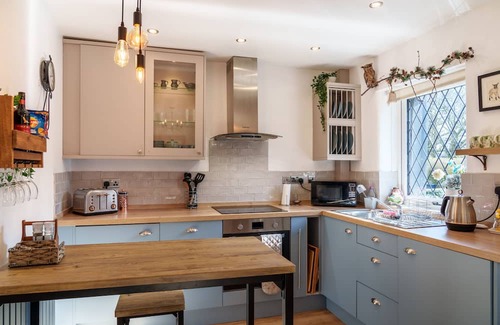 Windermere Cottage | Windermere Cottage - Close to shops, restaurants and transport links.