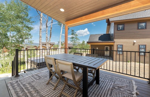 Silvercreek House | Brand New Lux Ski in/out Granby, Hot Tub, A/C!