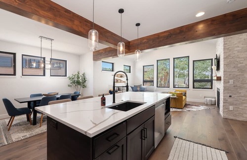 Silvercreek House | Brand New Lux Ski in/out Granby, Hot Tub, A/C!