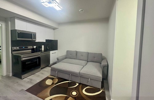 West Edmonton House | Comfort Suite |10 Mins to WEM, 30 Mins to YEG