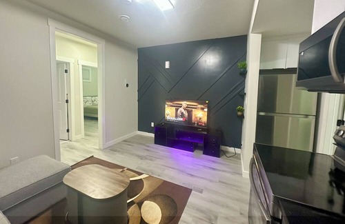 West Edmonton House | Comfort Suite |10 Mins to WEM, 30 Mins to YEG