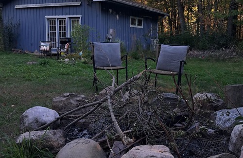 Uxbridge Apartment | Forest Nature Retreat with Fire Pit and Trails near Thermea Spa