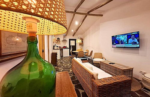 Reguengos de Monsaraz Apartment | Apartment 'Descanso Dos Oleiros' with Private Terrace, Wi-Fi and Air Conditioning
