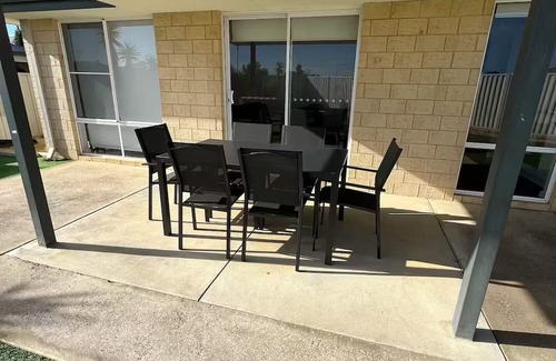 Baldivis House | Baldivis Home Close to IGA/CAFE/RESTAURANTS