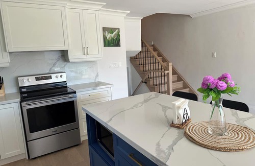 Mississauga House | 2 Bedroom 1 Bathroom house with self check in